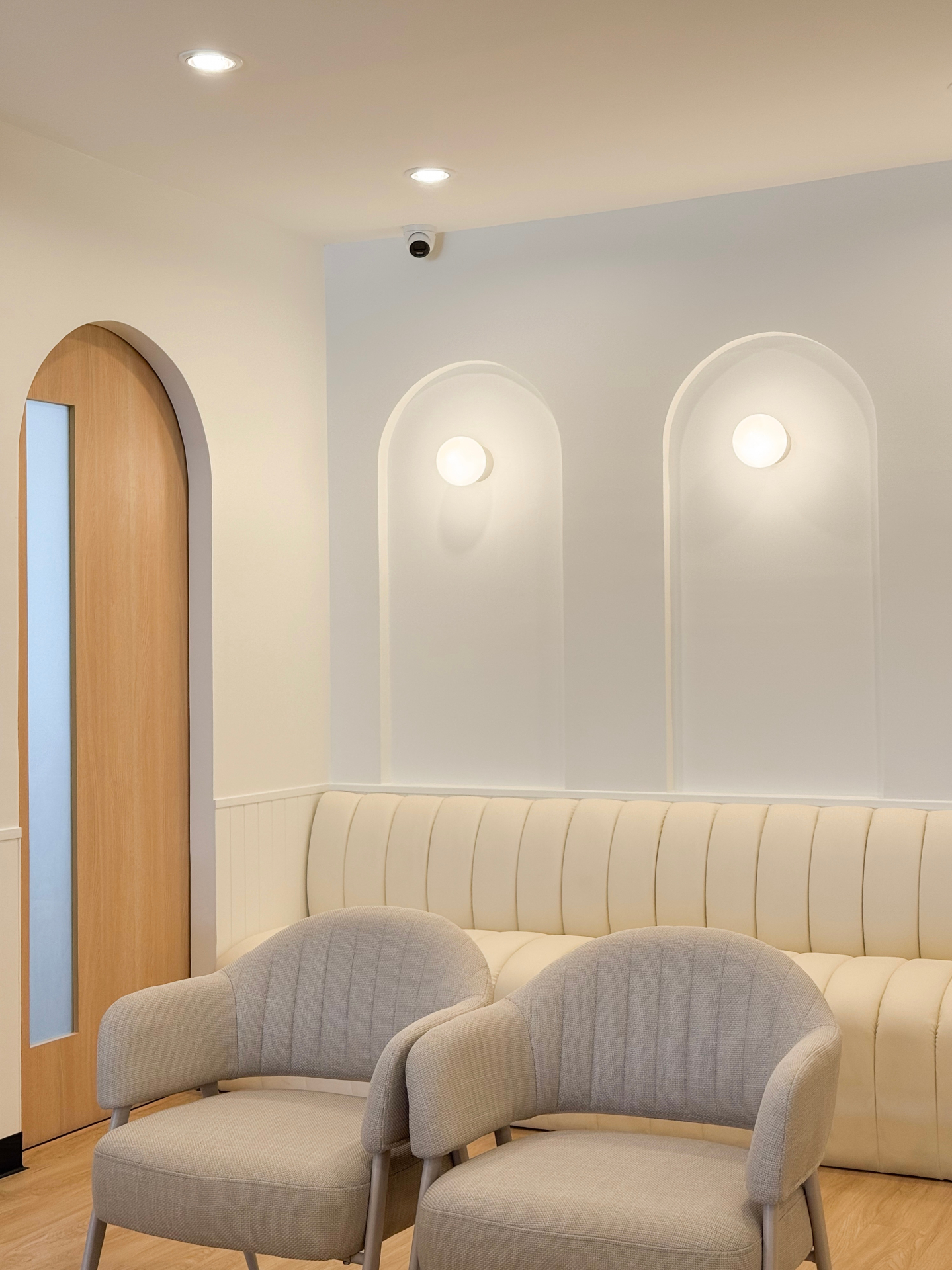 Cream banquette and arched alcove lighting